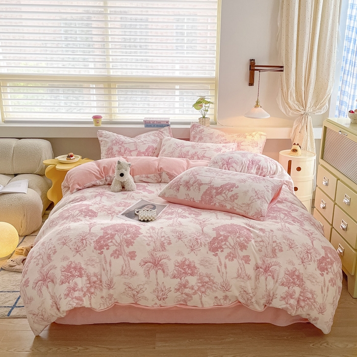 91家纺网 家纺一手货源 找家纺 雅居纺家纺 2025新款高克重牛奶绒印花单被套 幻境-粉