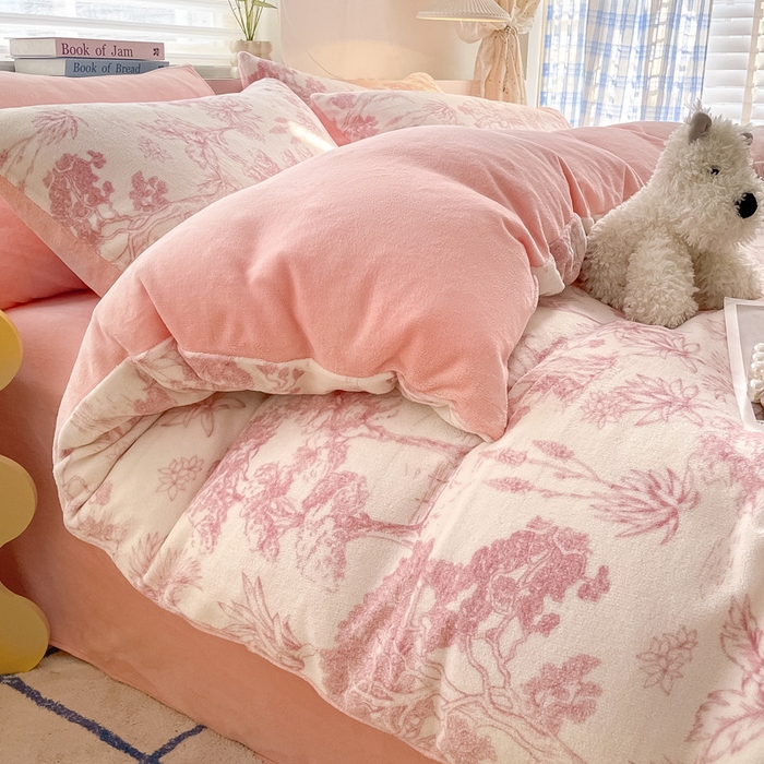 91家纺网 家纺一手货源 找家纺 雅居纺家纺 2025新款高克重牛奶绒印花单被套 幻境-粉