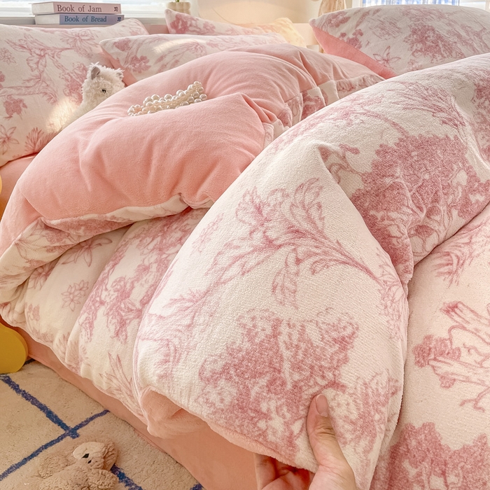 91家纺网 家纺一手货源 找家纺 雅居纺家纺 2025新款高克重牛奶绒印花单被套 幻境-粉