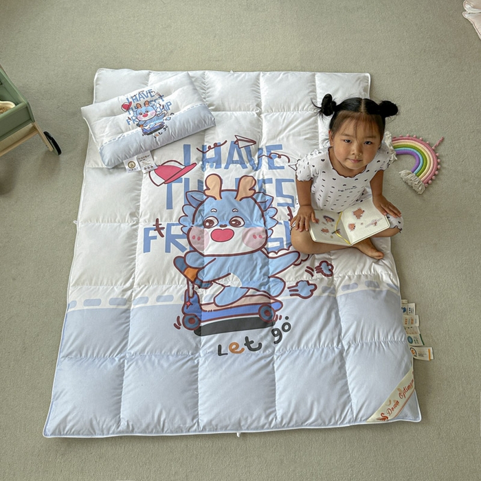 91家纺网 家纺一手货源 找家纺 暖羽屋羽绒馆 2025新款羽绒丝被芯春秋羽毛被儿童羽绒被子白鹅绒被芯婴幼儿园1.5米1.2米冬被 滑板恐龙