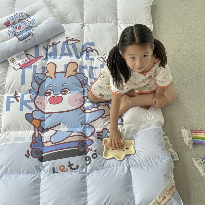 91家纺网 家纺一手货源 找家纺 暖羽屋羽绒馆 2025新款羽绒丝被芯春秋羽毛被儿童羽绒被子白鹅绒被芯婴幼儿园1.5米1.2米冬被 滑板恐龙
