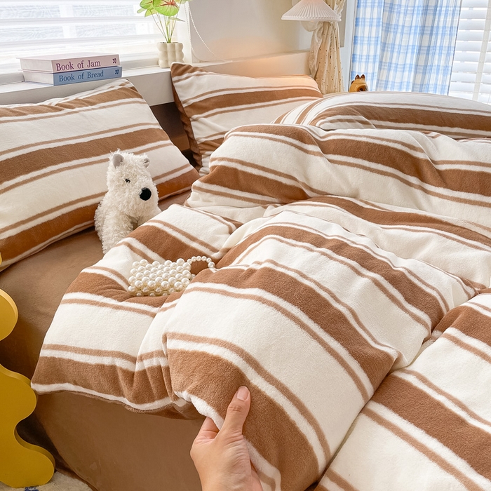 91家纺网 家纺一手货源 找家纺 雅居纺家纺 2025新款高克重牛奶绒印花单被套 咖色竖条