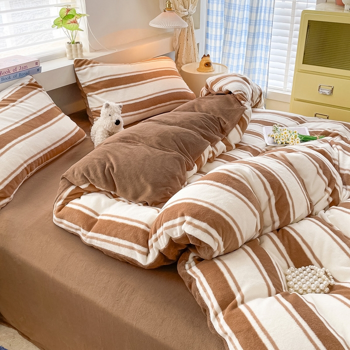 91家纺网 家纺一手货源 找家纺 雅居纺家纺 2025新款高克重牛奶绒印花单被套 咖色竖条