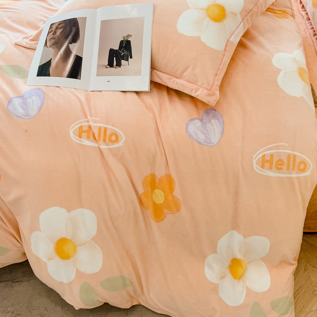 91家纺网 家纺一手货源 找家纺 喜四方 2025新款超细旦婴儿宝宝绒印花四件套 初心-桔