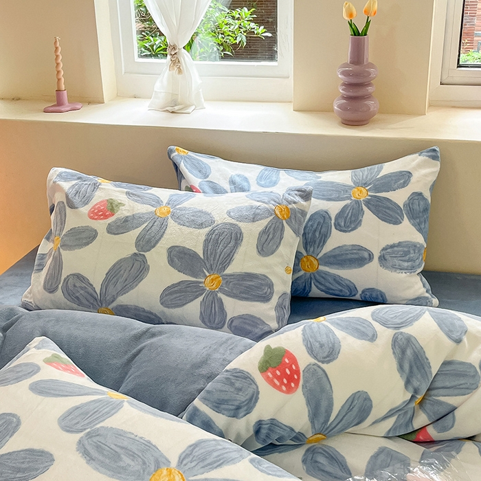 91家纺网 家纺一手货源 找家纺 雅居纺家纺 2025新款高克重牛奶绒印花单被套 蓝墨花朵