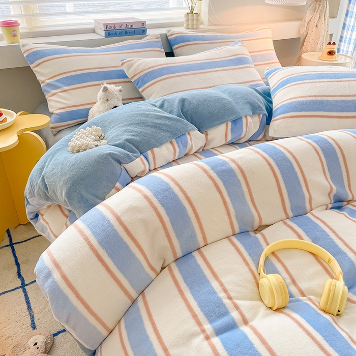 91家纺网 家纺一手货源 找家纺 雅居纺家纺 2025新款高克重牛奶绒印花单被套 蓝色竖条