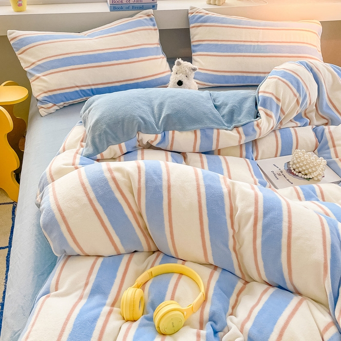 91家纺网 家纺一手货源 找家纺 雅居纺家纺 2025新款高克重牛奶绒印花单被套 蓝色竖条