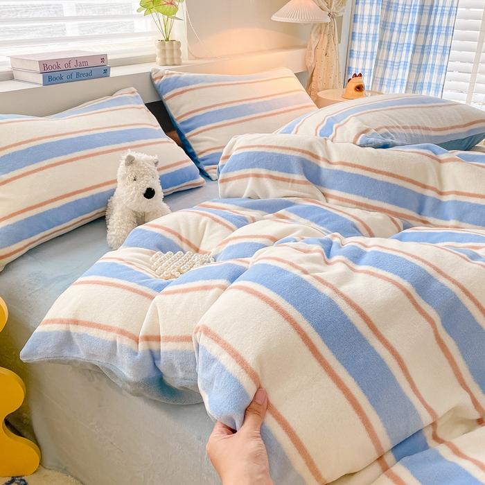 91家纺网 家纺一手货源 找家纺 雅居纺家纺 2025新款高克重牛奶绒印花单被套 蓝色竖条