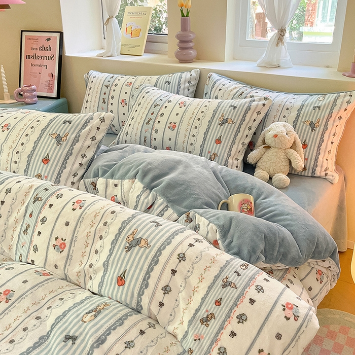 91家纺网 家纺一手货源 找家纺 雅居纺家纺 2025新款高克重牛奶绒印花单被套 蓝色小兔