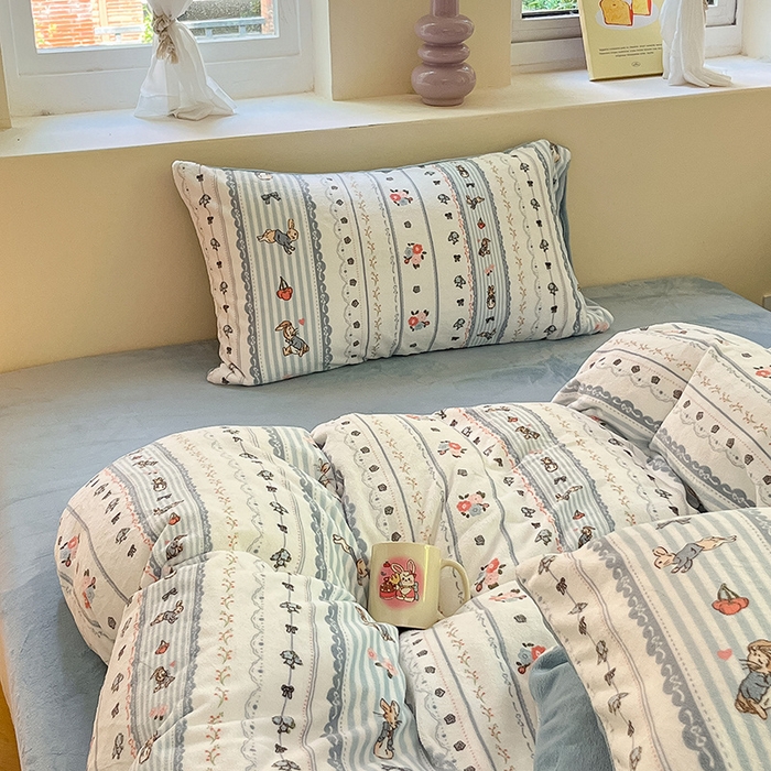 91家纺网 家纺一手货源 找家纺 雅居纺家纺 2025新款高克重牛奶绒印花单被套 蓝色小兔