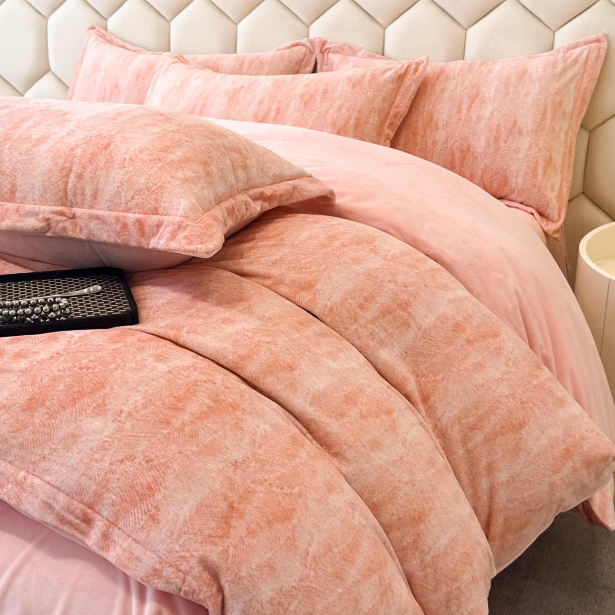 91家纺网 家纺一手货源 找家纺 喜四方 2025新款超细旦婴儿宝宝绒印花四件套 德芙-粉