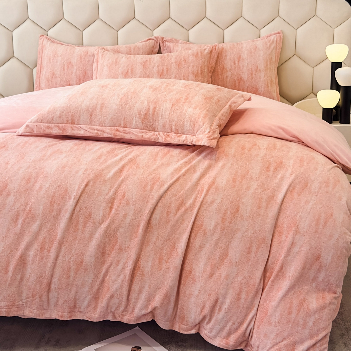 91家纺网 家纺一手货源 找家纺 喜四方 2025新款超细旦婴儿宝宝绒印花四件套 德芙-粉