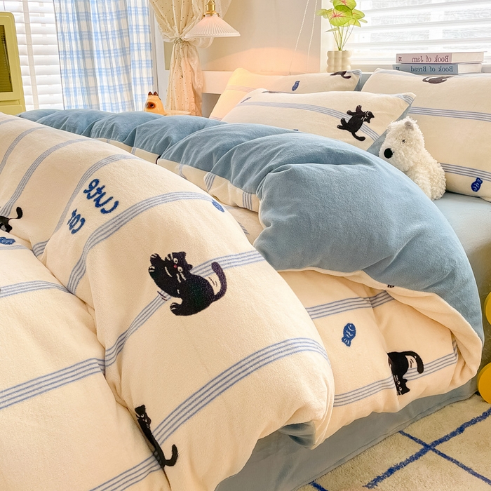 91家纺网 家纺一手货源 找家纺 雅居纺家纺 2025新款高克重牛奶绒印花单被套 蓝条猫咪