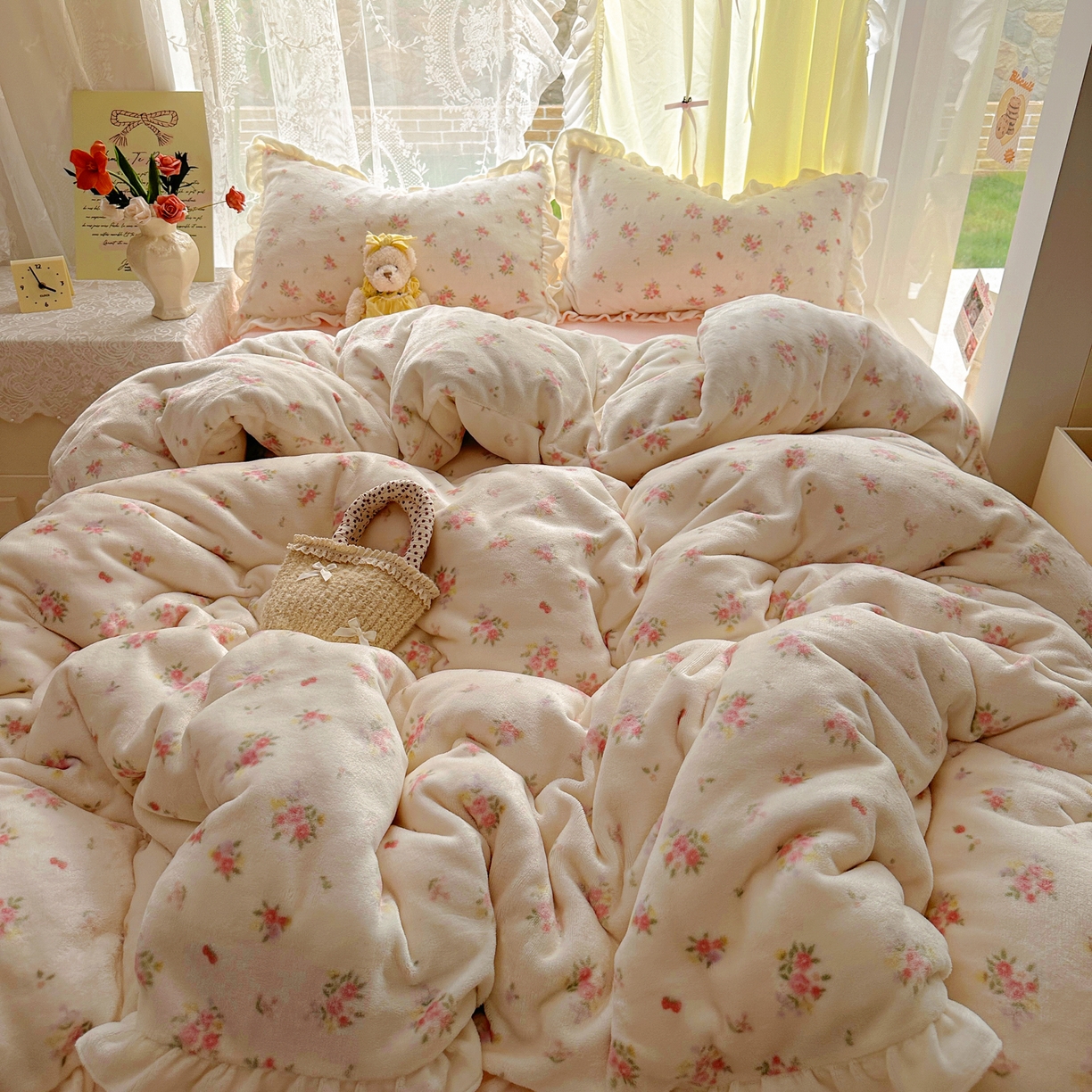 91家纺网 家纺一手货源 找家纺 老K (原美阁） 25年新款A类200克花边款牛奶绒四件套蝴蝶结韩版牛奶绒  奶油小花