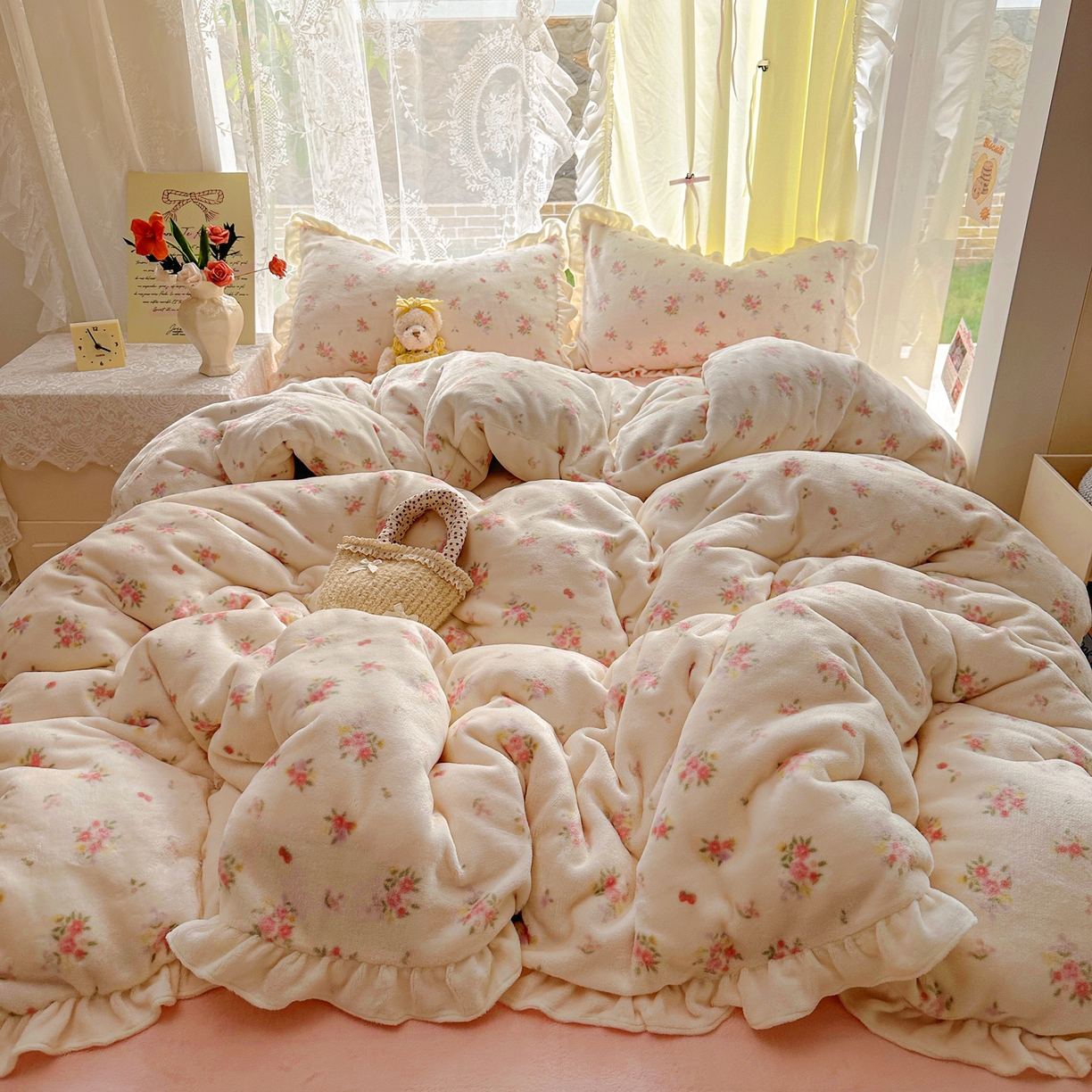 91家纺网 家纺一手货源 找家纺 老K (原美阁） 25年新款A类200克花边款牛奶绒四件套蝴蝶结韩版牛奶绒  奶油小花