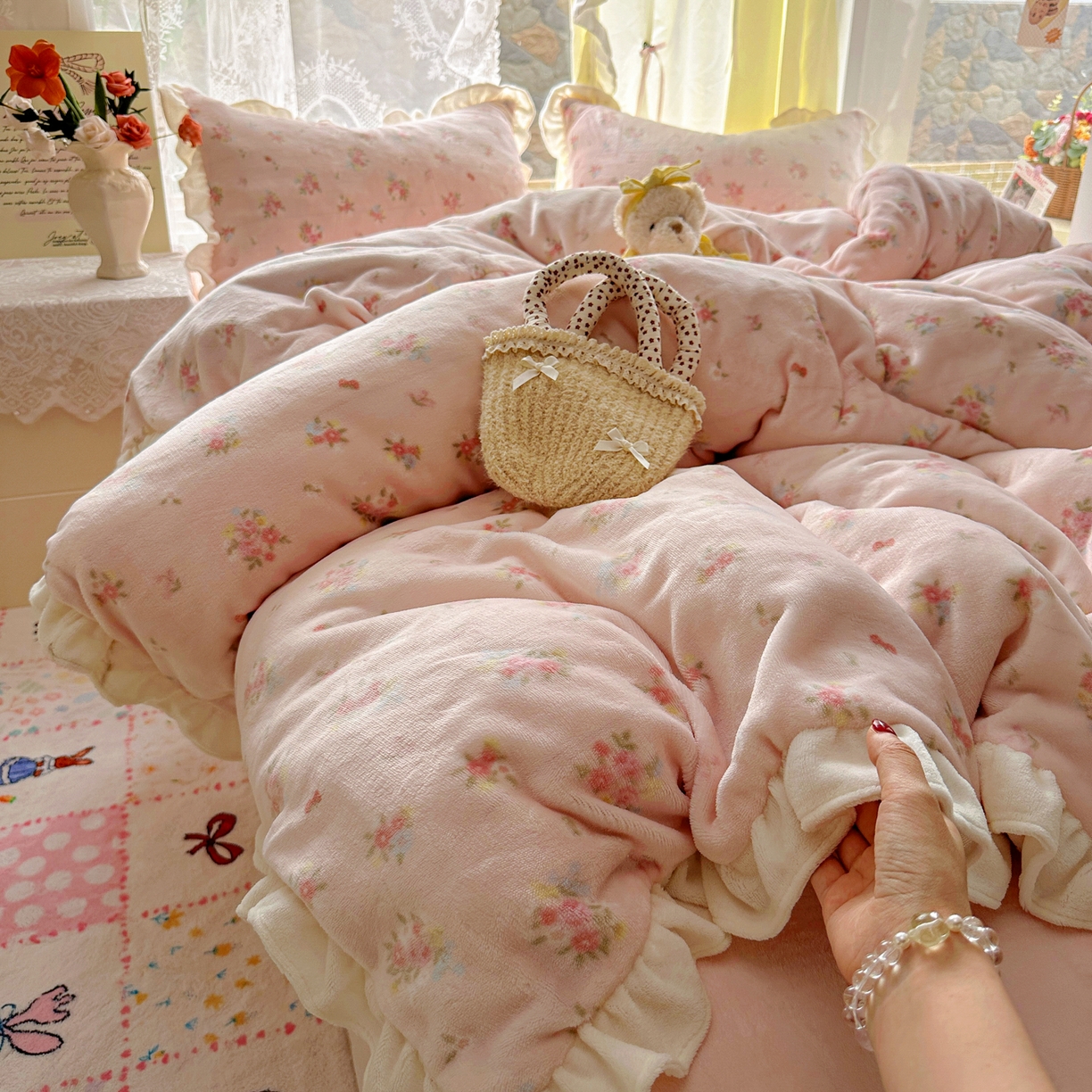 91家纺网 家纺一手货源 找家纺 老K (原美阁） 25年新款A类200克花边款牛奶绒四件套蝴蝶结韩版牛奶绒  粉嘟小花
