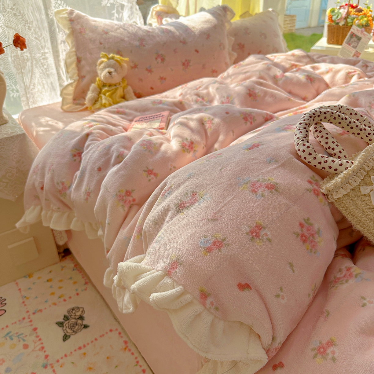 91家纺网 家纺一手货源 找家纺 老K (原美阁） 25年新款A类200克花边款牛奶绒四件套蝴蝶结韩版牛奶绒  粉嘟小花