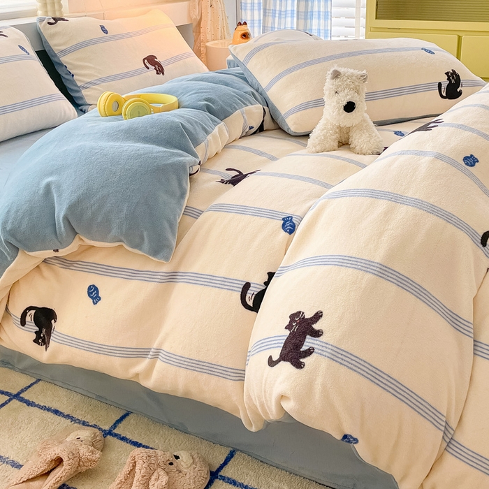 91家纺网 家纺一手货源 找家纺 雅居纺家纺 2025新款高克重牛奶绒印花单被套 蓝条猫咪