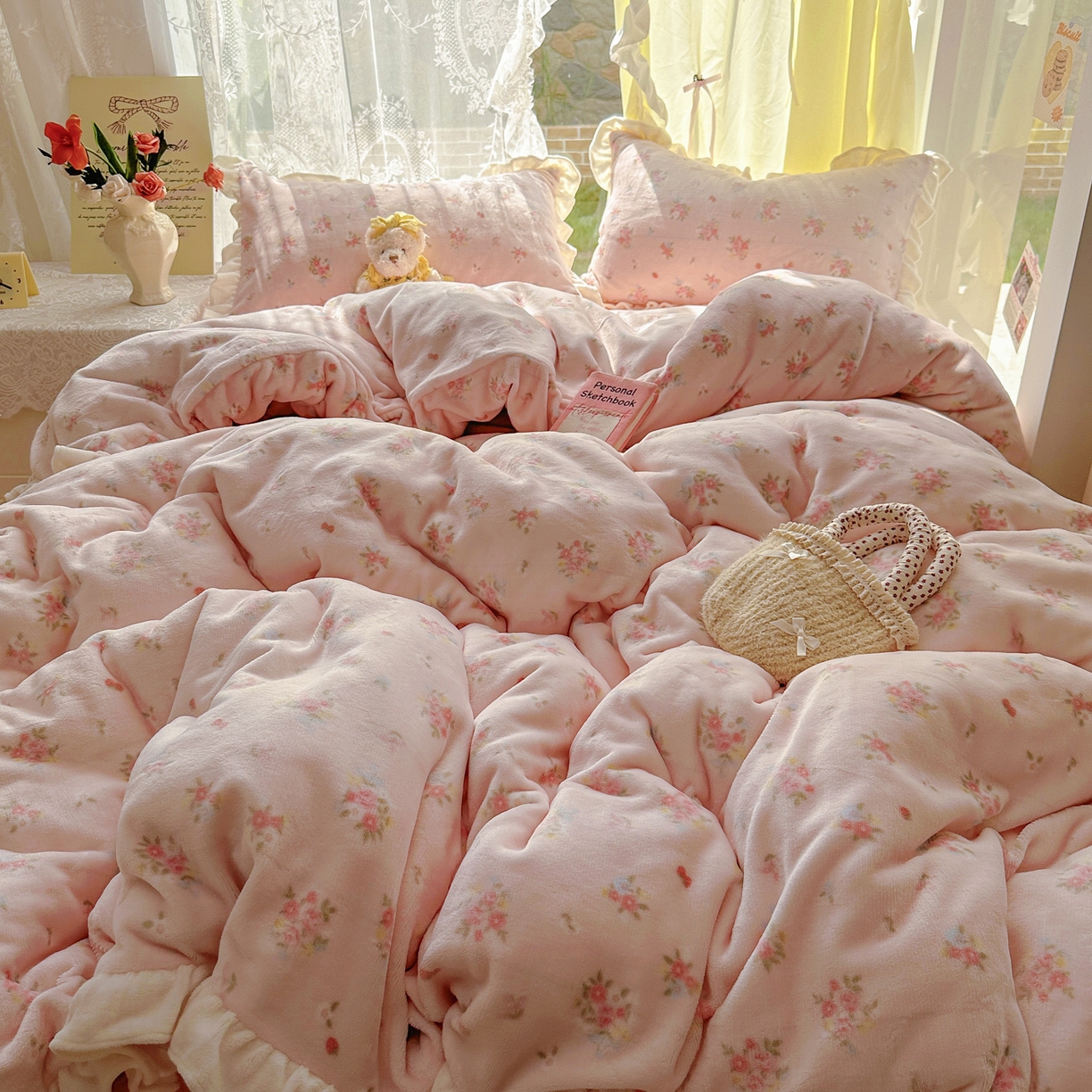 91家纺网 家纺一手货源 找家纺 老K (原美阁） 25年新款A类200克花边款牛奶绒四件套蝴蝶结韩版牛奶绒  粉嘟小花