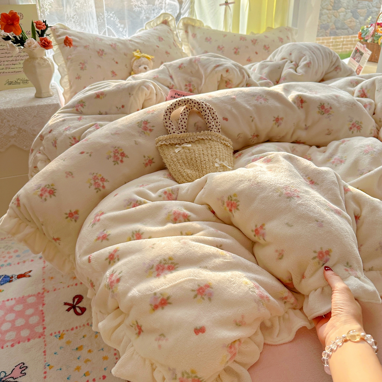 91家纺网 家纺一手货源 找家纺 老K (原美阁） 25年新款A类200克花边款牛奶绒四件套蝴蝶结韩版牛奶绒  奶油小花