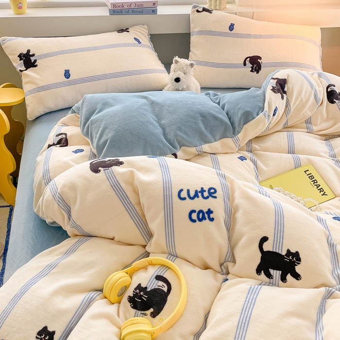 91家纺网 家纺一手货源 找家纺 雅居纺家纺 2025新款高克重牛奶绒印花单被套 蓝条猫咪