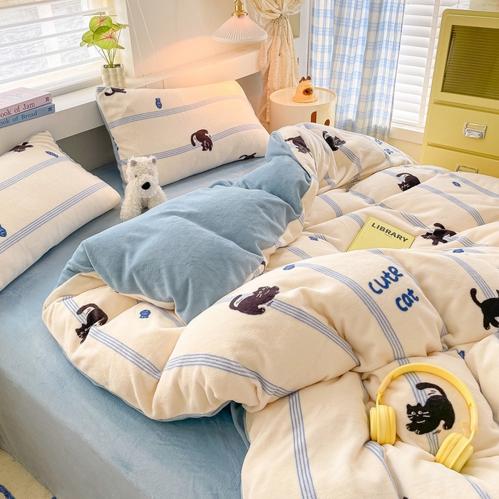 91家纺网 家纺一手货源 找家纺 雅居纺家纺 2025新款高克重牛奶绒印花单被套 蓝条猫咪