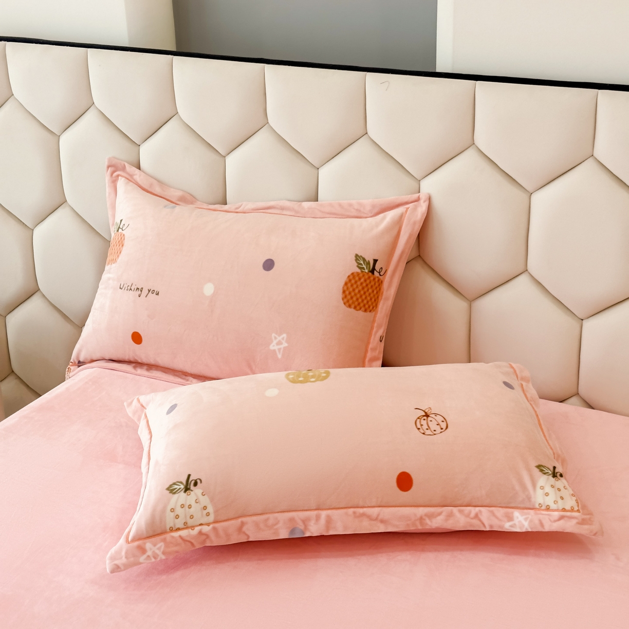 91家纺网 家纺一手货源 找家纺 喜四方 2025新款超细旦婴儿宝宝绒印花四件套 梦幻乐园-粉