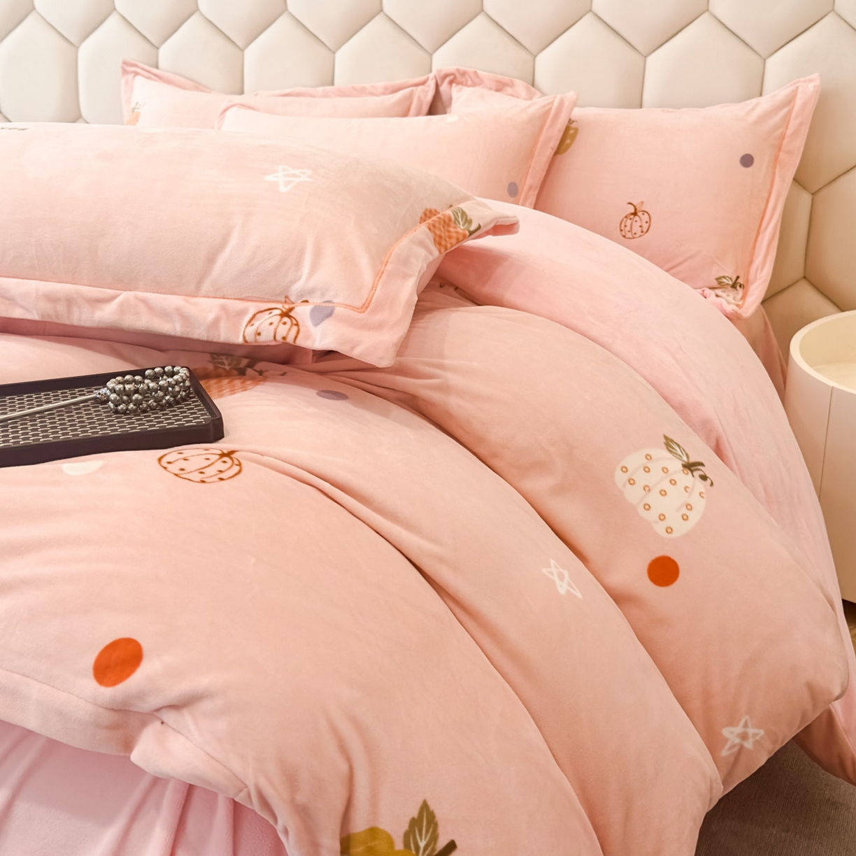 91家纺网 家纺一手货源 找家纺 喜四方 2025新款超细旦婴儿宝宝绒印花四件套 梦幻乐园-粉