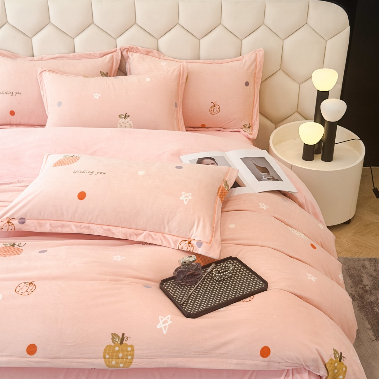 91家纺网 家纺一手货源 找家纺 喜四方 2025新款超细旦婴儿宝宝绒印花四件套 梦幻乐园-粉