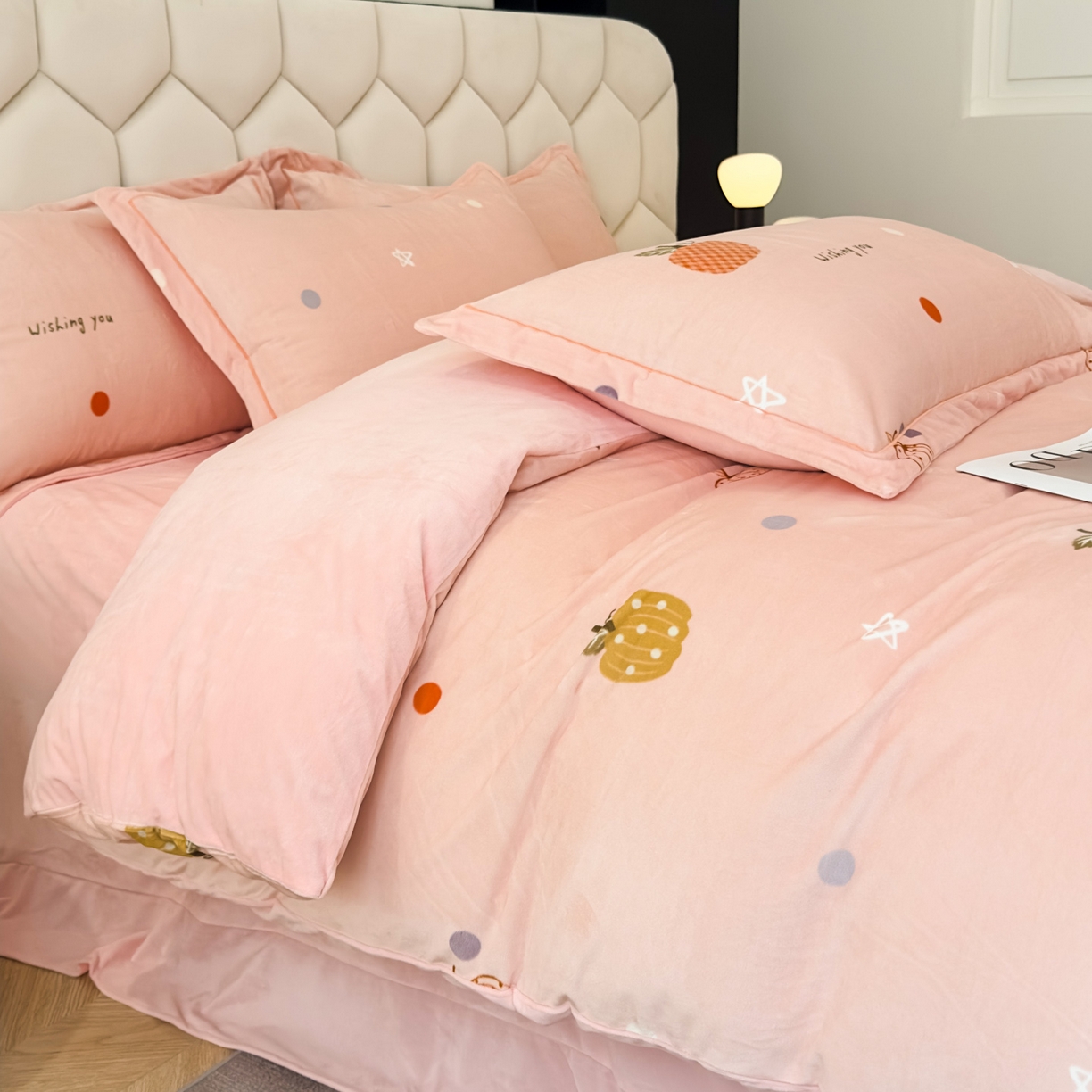 91家纺网 家纺一手货源 找家纺 喜四方 2025新款超细旦婴儿宝宝绒印花四件套 梦幻乐园-粉