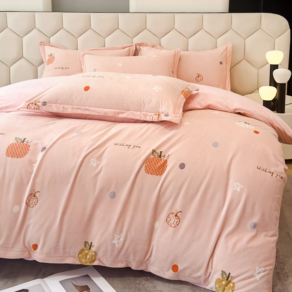 91家纺网 家纺一手货源 找家纺 喜四方 2025新款超细旦婴儿宝宝绒印花四件套 梦幻乐园-粉