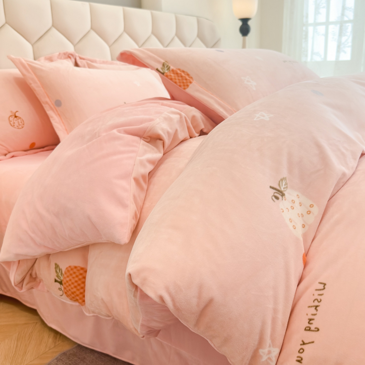 91家纺网 家纺一手货源 找家纺 喜四方 2025新款超细旦婴儿宝宝绒印花四件套 梦幻乐园-粉