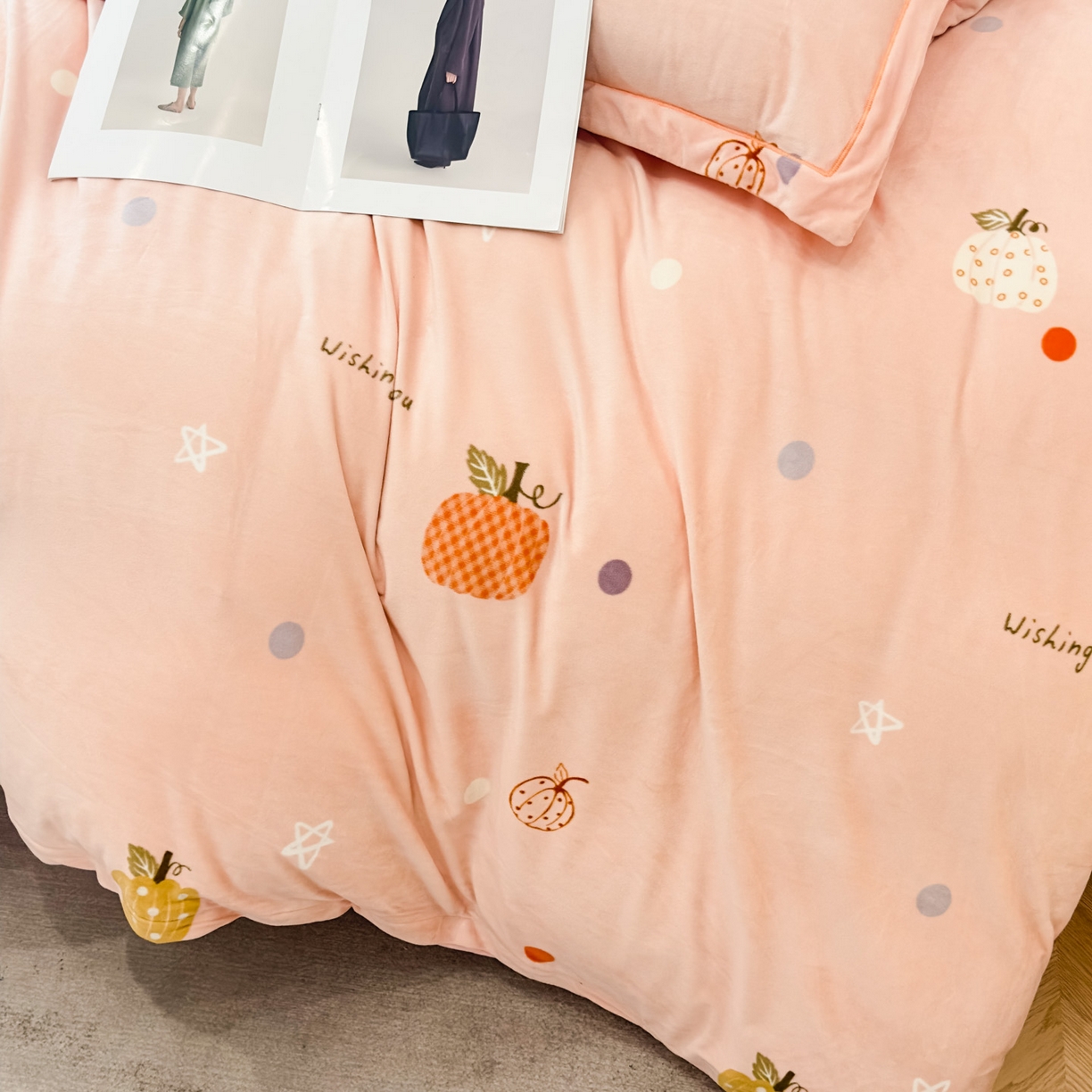 91家纺网 家纺一手货源 找家纺 喜四方 2025新款超细旦婴儿宝宝绒印花四件套 梦幻乐园-粉