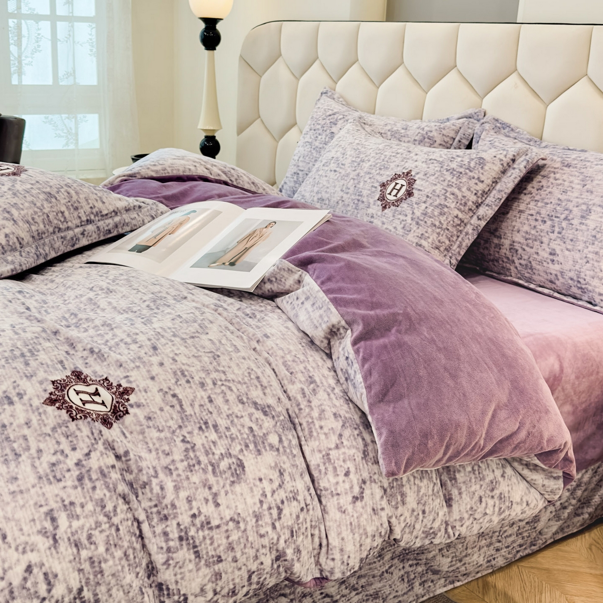 91家纺网 家纺一手货源 找家纺 喜四方 2025新款超细旦婴儿宝宝绒印花四件套 暮光之城-灰紫