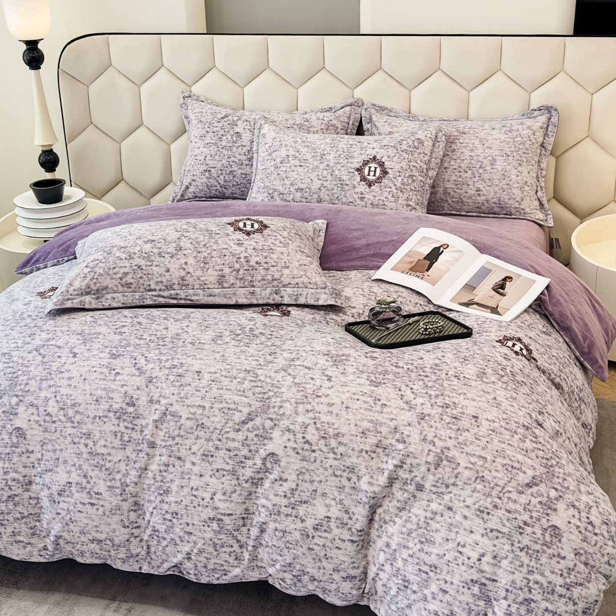 91家纺网 家纺一手货源 找家纺 喜四方 2025新款超细旦婴儿宝宝绒印花四件套 暮光之城-灰紫