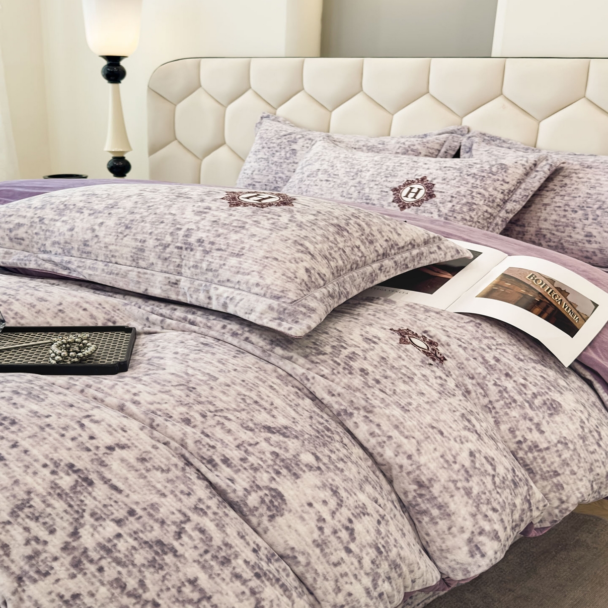 91家纺网 家纺一手货源 找家纺 喜四方 2025新款超细旦婴儿宝宝绒印花四件套 暮光之城-灰紫