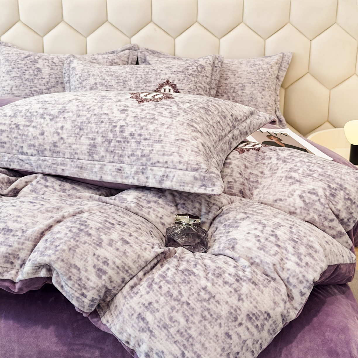 91家纺网 家纺一手货源 找家纺 喜四方 2025新款超细旦婴儿宝宝绒印花四件套 暮光之城-灰紫