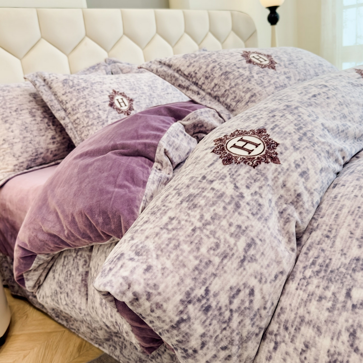 91家纺网 家纺一手货源 找家纺 喜四方 2025新款超细旦婴儿宝宝绒印花四件套 暮光之城-灰紫