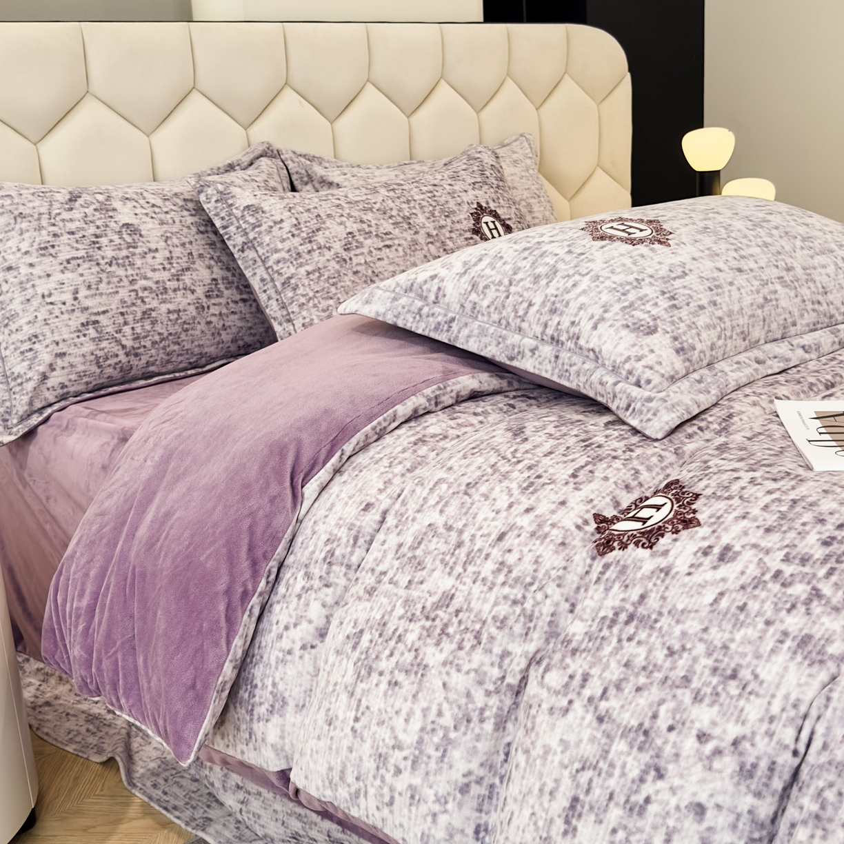 91家纺网 家纺一手货源 找家纺 喜四方 2025新款超细旦婴儿宝宝绒印花四件套 暮光之城-灰紫