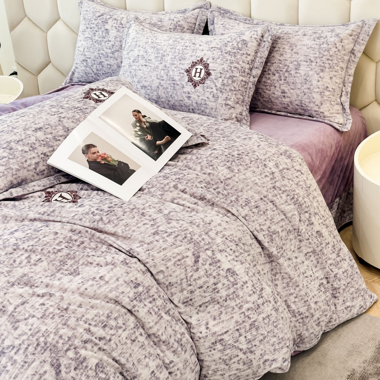 91家纺网 家纺一手货源 找家纺 喜四方 2025新款超细旦婴儿宝宝绒印花四件套 暮光之城-灰紫