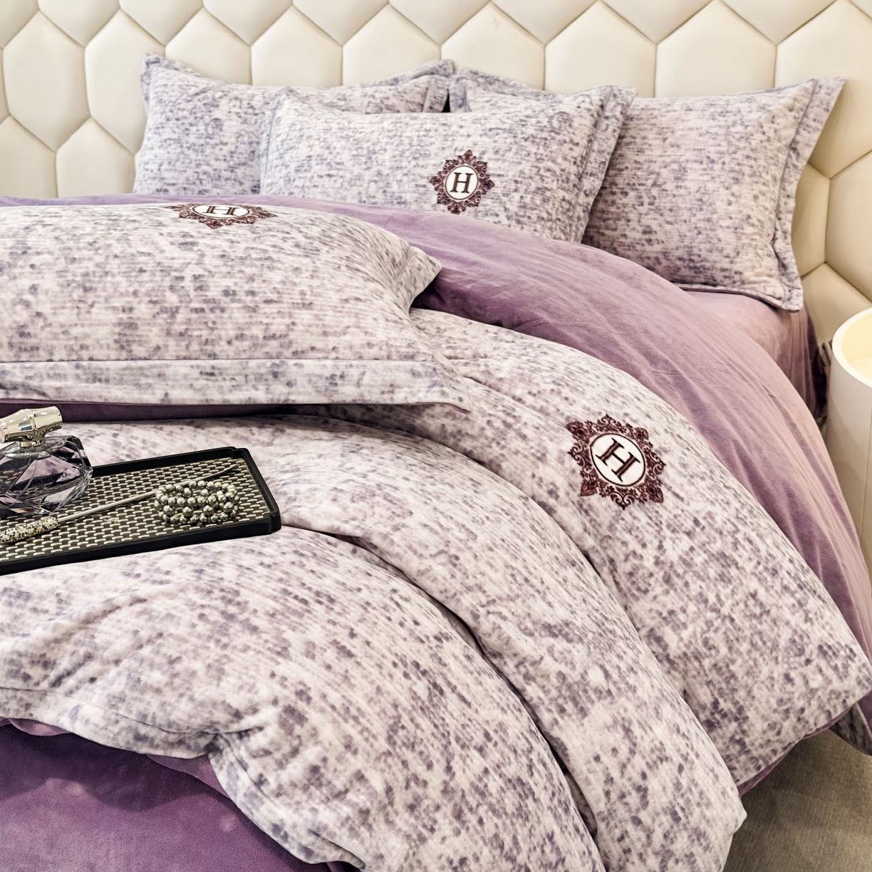 91家纺网 家纺一手货源 找家纺 喜四方 2025新款超细旦婴儿宝宝绒印花四件套 暮光之城-灰紫