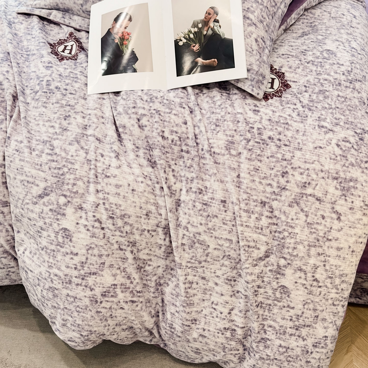 91家纺网 家纺一手货源 找家纺 喜四方 2025新款超细旦婴儿宝宝绒印花四件套 暮光之城-灰紫