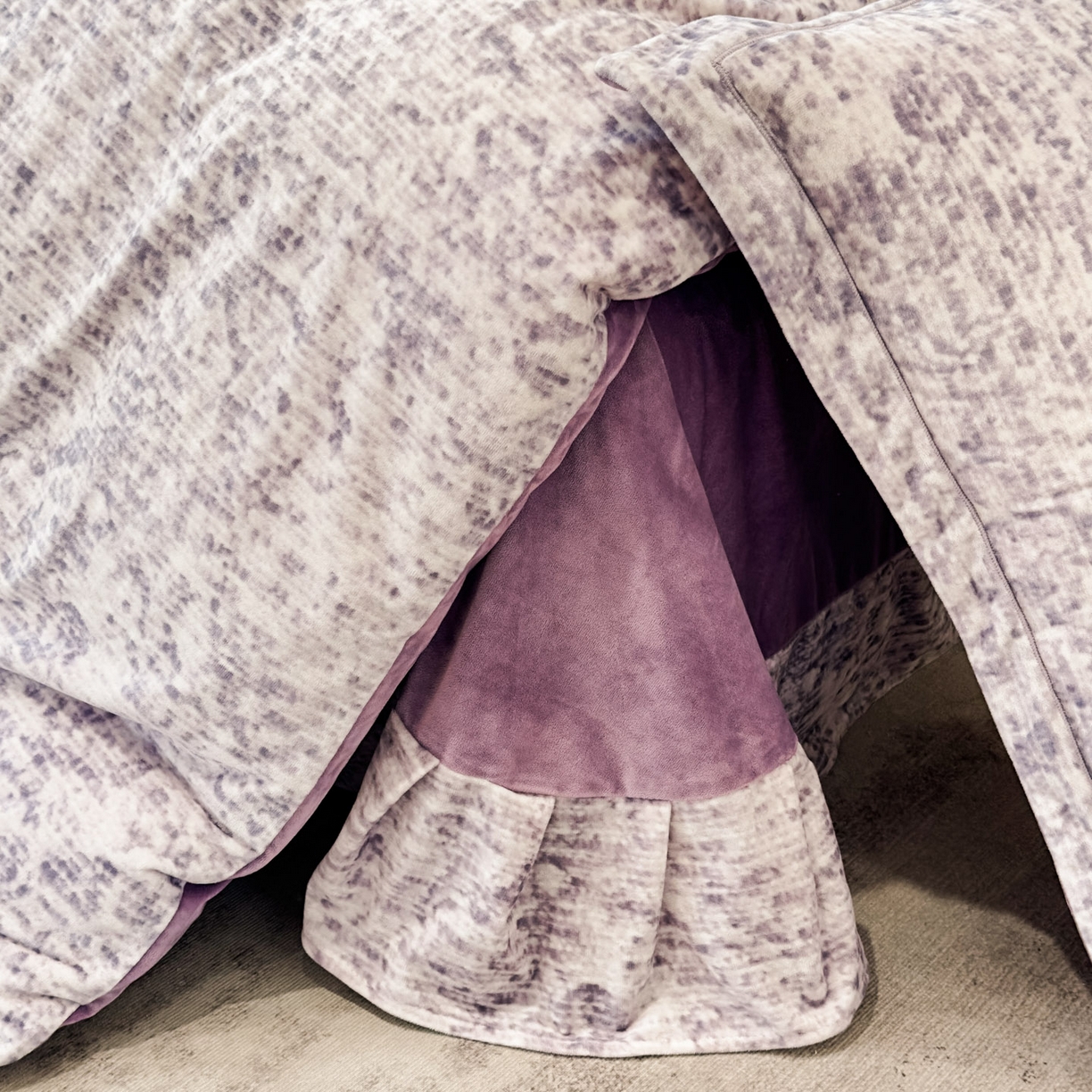 91家纺网 家纺一手货源 找家纺 喜四方 2025新款超细旦婴儿宝宝绒印花四件套 暮光之城-灰紫