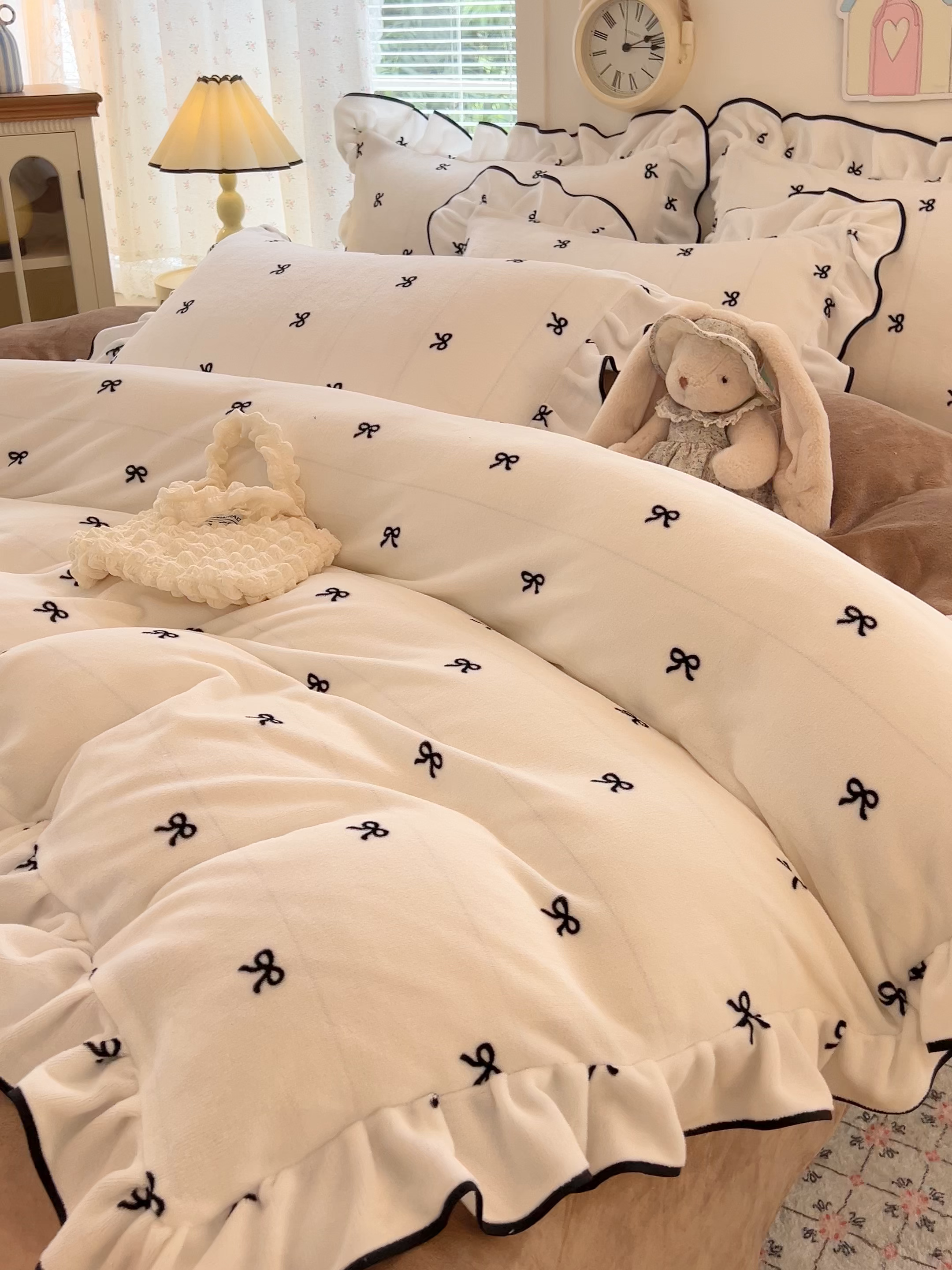 91家纺网 家纺一手货源 找家纺 HL原创 2025新款亲肤舒适韩版温暖牛奶绒四件套-花边款 花边款-蝴蝶结