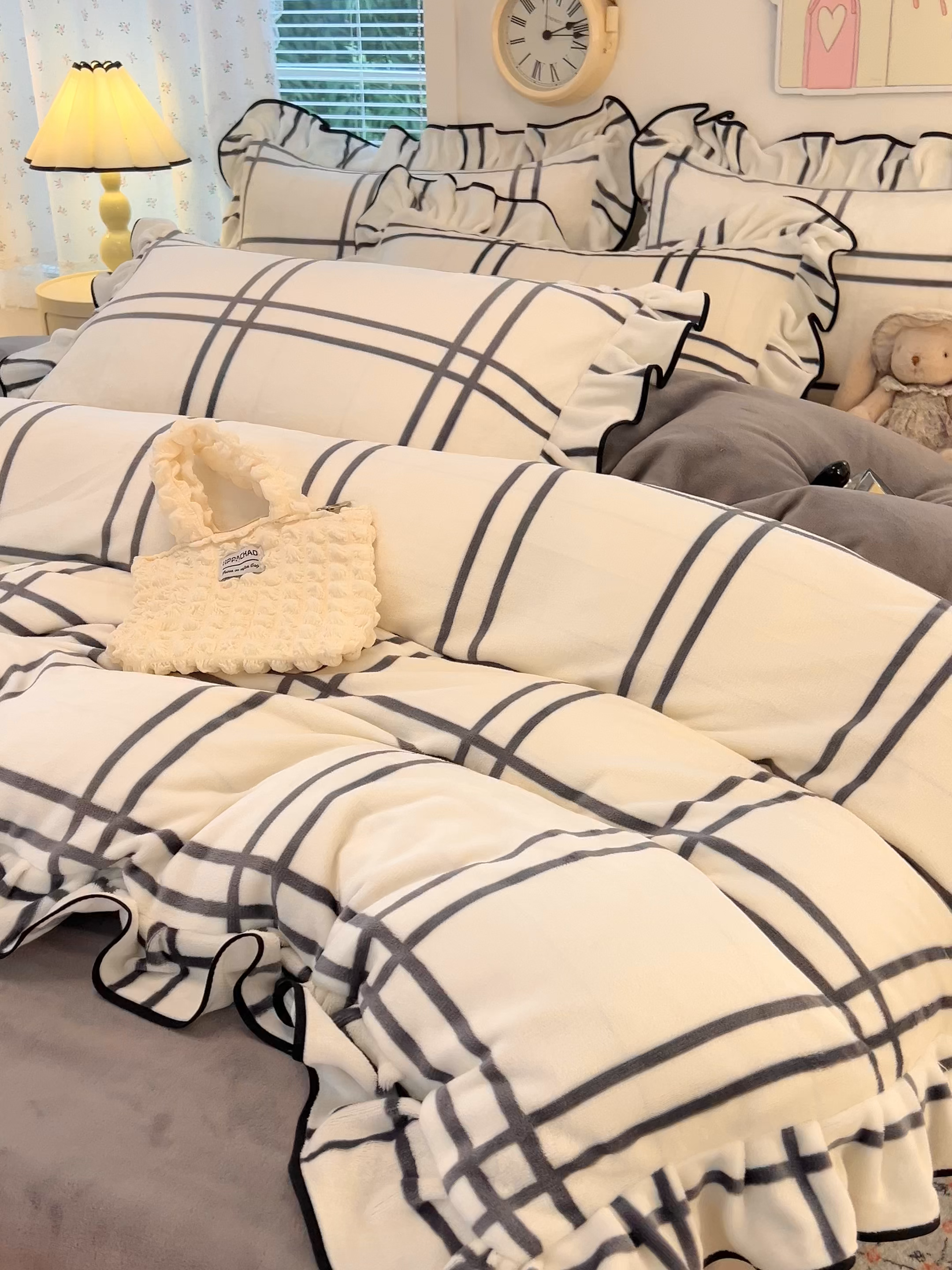 91家纺网 家纺一手货源 找家纺 HL原创 2025新款亲肤舒适韩版温暖牛奶绒四件套-花边款 花边款-简约格