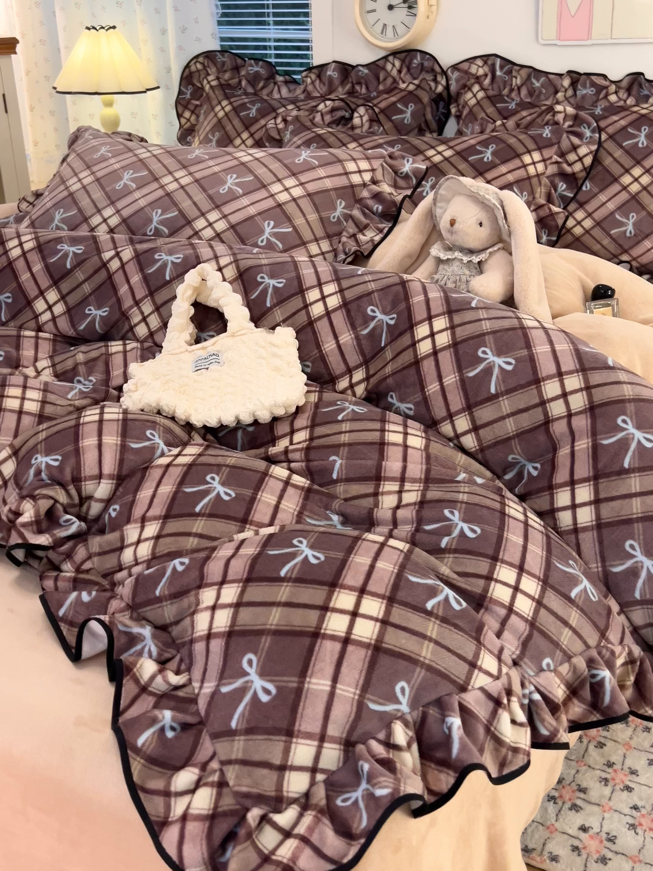 91家纺网 家纺一手货源 找家纺 HL原创 2025新款亲肤舒适韩版温暖牛奶绒四件套-花边款 花边款-美拉德格子