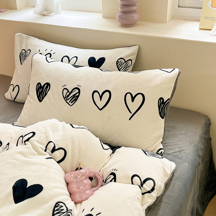 91家纺网 家纺一手货源 找家纺 雅居纺家纺 2025新款高克重牛奶绒印花单被套 时尚爱心