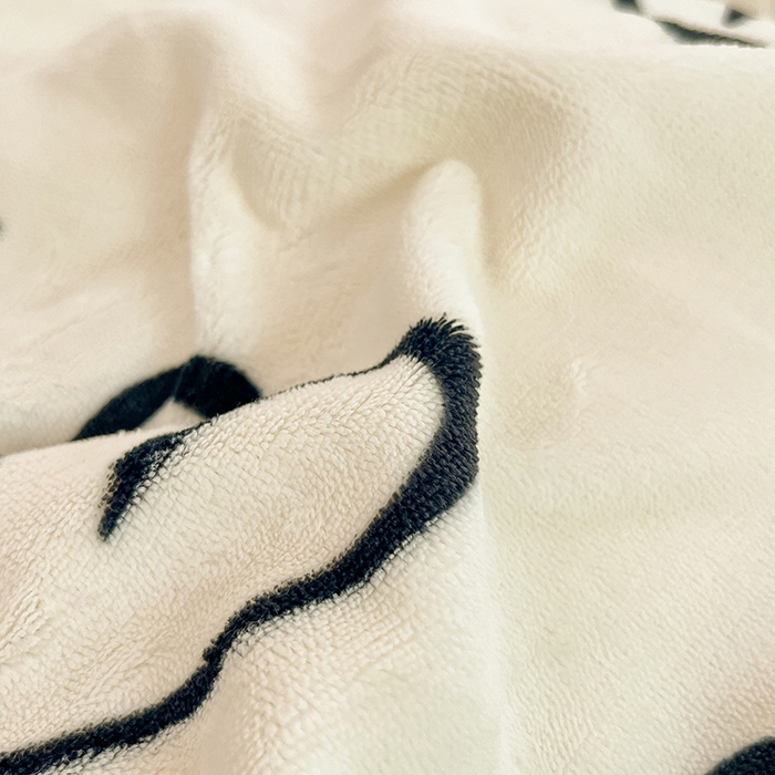 91家纺网 家纺一手货源 找家纺 雅居纺家纺 2025新款高克重牛奶绒印花单被套 时尚爱心