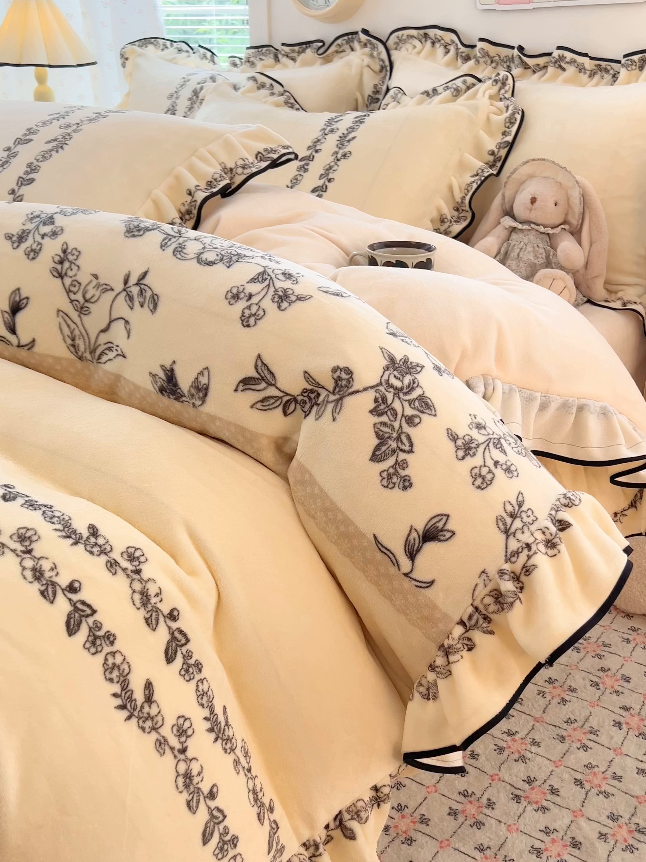 91家纺网 家纺一手货源 找家纺 HL原创 2025新款亲肤舒适韩版温暖牛奶绒四件套-花边款 花边款-法式花园