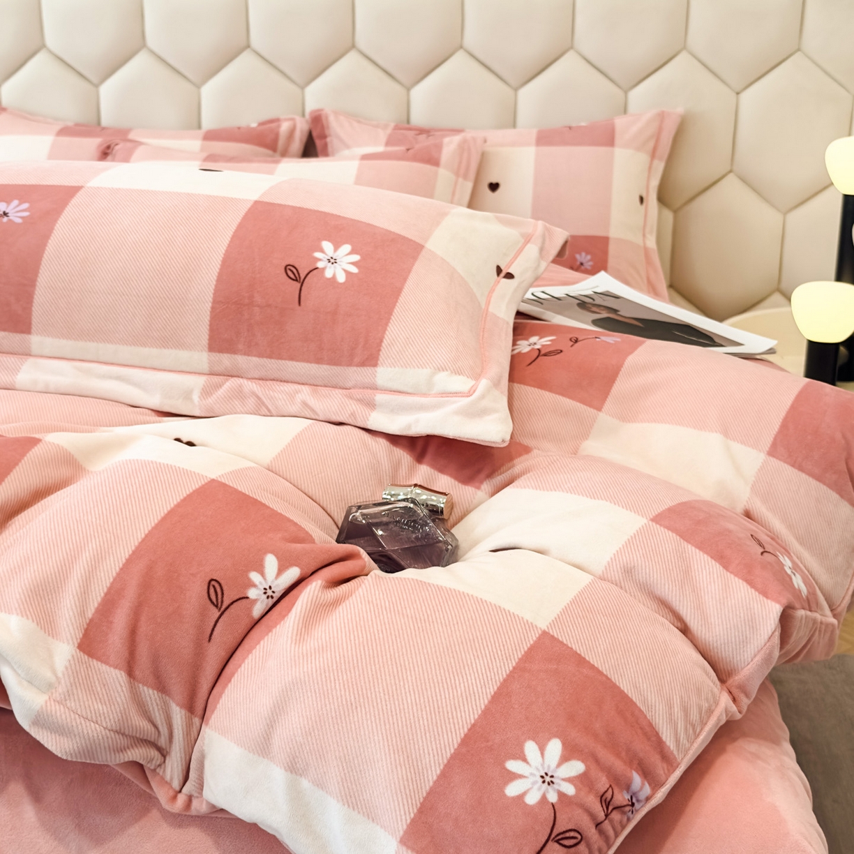 91家纺网 家纺一手货源 找家纺 喜四方 2025新款超细旦婴儿宝宝绒印花四件套 盛夏晚晴-粉